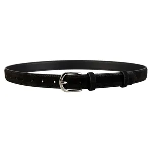 Vue détaillée d'une ceinture en cuir suédé noir avec une boucle ardillon en métal argenté.
