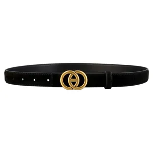 Vue de detail d une ceinture pour femme en suede noir equipee d une belle boucle doree.