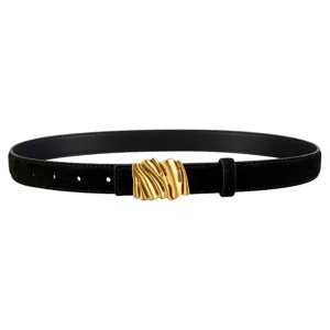 Gros-plan détaillé de la ceinture en cuir suédé noir avec boucle métallique dorée unique.