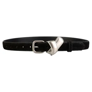 Ceinture pour femme en daim noir avec boucle en métal argenté et détail de nœud décoratif.