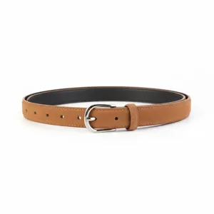 Vue en gros plan d'une ceinture fine marron en daim pour femme avec une boucle ardillon argentée.