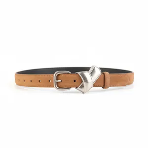 Détail de ceinture en daim marron avec boucle métallique en nœud unique et style élégant.