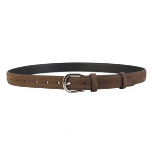 Détail de la ceinture en cuir suédé marron avec boucle métallique argentée, élégante.