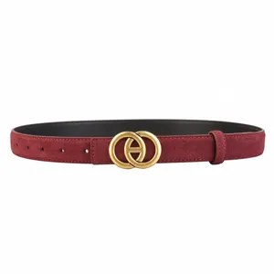 Ceinture fine pour femme en daim bordeaux minimaliste avec boucle anneau doree elegante.