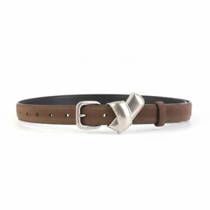 Détail en gros plan d'une ceinture en cuir marron avec boucle nœud en métal argenté.