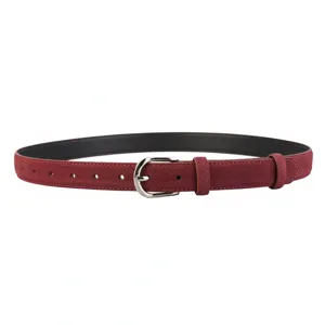 Gros plan détaillé d'une élégante ceinture en daim bordeaux avec boucle en métal argenté.