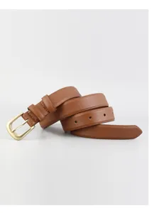 Brauner Ledergürtel Detail, klassische hellgoldene Schnalle, klare minimale Produktnahansicht.