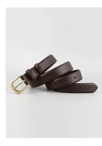 Nahaufnahme Detail des braunen Damen Ledergürtels mit edler goldfarbener Dornschnalle.