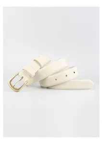 Nahaufnahme Detail des beigen Damen Ledergürtels mit elegantem goldfarbenen Metallschnalle Zubehör.