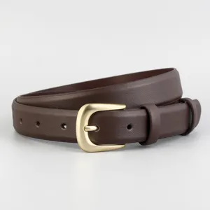 Cintura in pelle marrone scuro da donna con fibbia dorata per abiti e pantaloni casual.