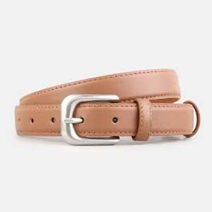Λεπτομερής εικόνα της γυναικείας ζώνης από γνήσιο καφέ δέρμα με λεπτές ραφές και ασημί αγκράφα.