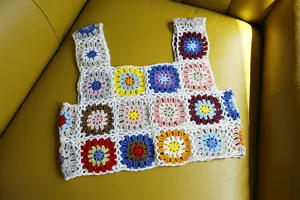 Détail de carré au crochet fait main, motif en maille colorée, vue en gros plan texture.