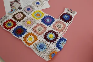 Gilet en crochet fait main carrés multicolores, haut tricoté doux pour l'été mode féminine.