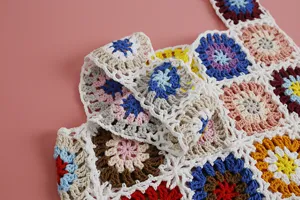 Gilet en tricot carré au crochet fait main, détail de motifs carrés colorés.