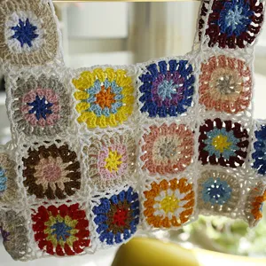 Top gilet carré granny au crochet fait main, vêtement d'été en tricot coloré vintage.