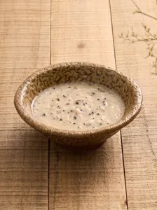 Vista detallada de un bol de ceramica para sopa con textura rocosa, ideal para casa y hoteles.