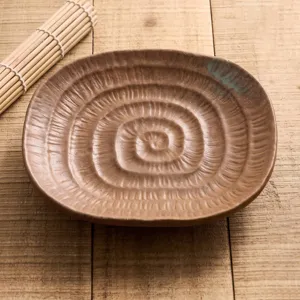 Piastra rettangolare in ceramica marrone retrò con trama a vortice per la tavola.