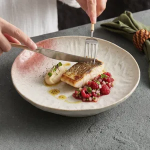 Keramik Essteller mit rosa Farbverlauf Rand, elegantes Geschirr fur Steak und Salat servieren.