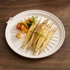 White star shaped ceramic draining plate for western steak and artistic dishes table use.