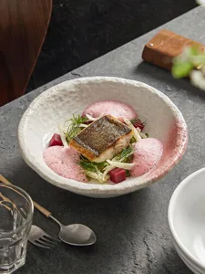 Detalle de tazón de sopa de cerámica, vajilla de cerámica efecto piedra para cocina.