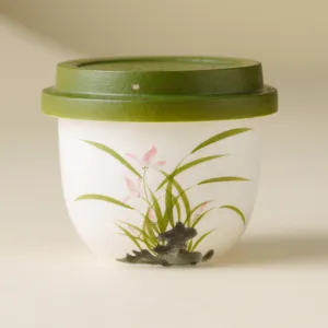Handgefertigte Keramik-Teetasse mit Deckel und elegantem Orchideenmuster für die Teezeremonie.