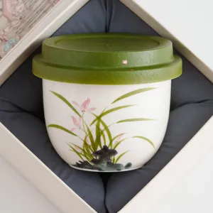 Handbemachte Keramik-Teetasse mit grünem Deckel und Orchideenmuster für Kung-Fu-Teezeremonie.