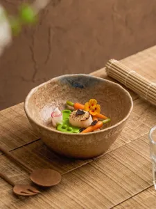 Pequeño bol de cerámica con textura martillada, estilo retro vintage para comida elegante.