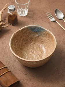 Bol de cerámica hecho a mano con esmalte rústico efecto martillado para cocina y mesa.
