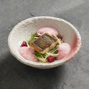 Elegante tazón de cerámica para sopa y ensalada con textura de piedra y borde rosa degradado.