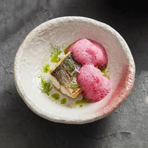 Elegante tazon de sopa de ceramica con esmalte rosa reactivo, ideal para cocina y ensalada.