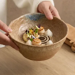 Bol de cerámica artesanal con textura retro, ideal para el hogar y los restaurantes.