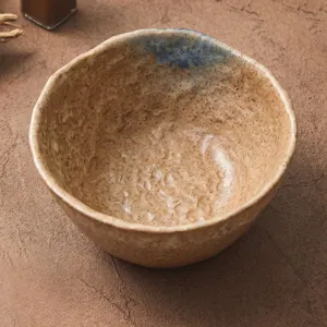 Pequeño bol de cerámica retro con textura martillada única para el hogar y cocina.
