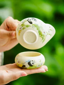 Gros plan filtre à thé en céramique avec motif panda mignon et floral pour amateurs de thé détails.