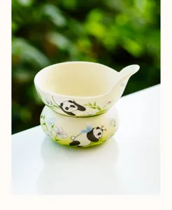 Vue détaillée du filtre à thé en céramique avec de jolies illustrations de pandas pour le thé.