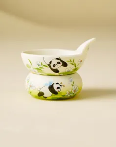 Gros plan sur la passoire à thé en céramique avec motif panda mignon, finition émaillée lisse.
