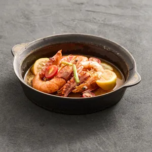 Keramische diepe schaal met twee handgrepen, elegante vergulde servies voor thuis koken en pasta.