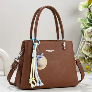 Detaillierte Ansicht der braunen PU-Leder-Tasche mit Strohhut-Anhänger, große Tasche.
