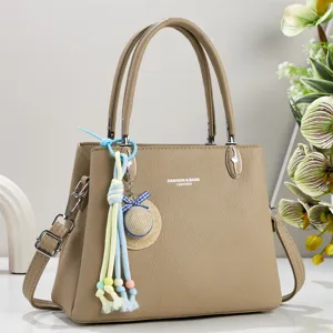 Khakifarbene Leder Handtasche Shopper mit Strohhut Anhänger, große Umhängetasche.