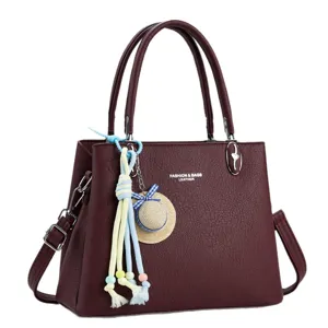 Elegante Damen Umhängetasche aus PU-Leder mit Strohhut-Anhänger und geräumigem Hauptfach.
