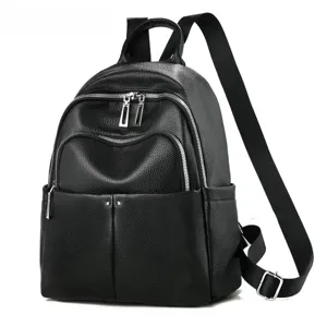 Détail de sac à dos en cuir noir avec zips argentés, poche avant et bretelles résistantes.