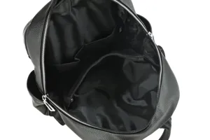 Détail intérieur du sac à dos en cuir noir avec compartiments spacieux et fermetures.