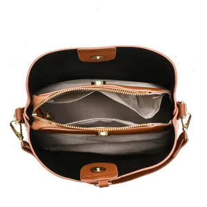 Innenansicht der stilvollen braunen Leder Eimer Tasche mit praktischen Fächern.