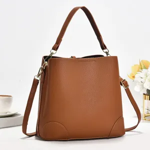 Braune Leder-Eimer Tasche Detailansicht mit eleganter Textur, stabiler Form und Gold-Beschlägen.