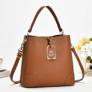 Braune PU Leder Beuteltasche Detailansicht mit Metallbeschlägen und eleganter Textur.