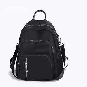 Sac à dos noir élégant pour femme, grand sac de voyage décontracté en nylon multi-poches.