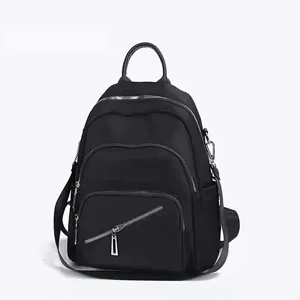Sac à dos noir élégant pour femme, grande capacité, léger et pratique au quotidien.