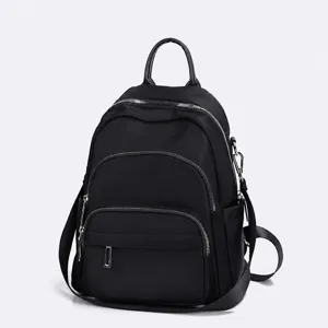 Sac à dos décontracté en nylon noir classique avec poches zippées pour voyage quotidien.