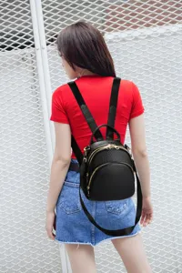 Detailaufnahme eines stilvollen kleinen Damenrucksacks aus Leder für den Alltag und Reisen.