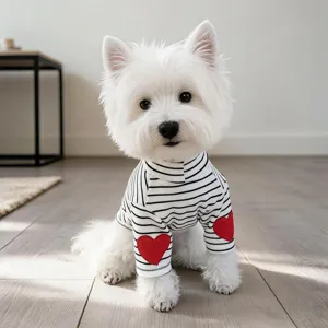 Dettaglio di maglietta a maniche lunghe a righe per cani con toppa a cuore rosso cucciolo.