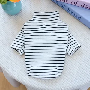 Vista dettagliata t-shirt a righe per animali domestici, colletto alto carino per cani piccoli.